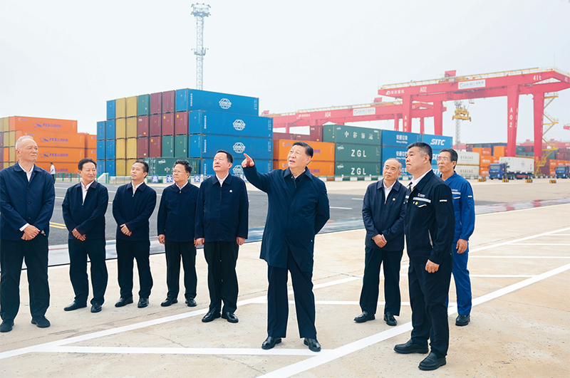 2024年5月22日至24日，中共中央總書記、國家主席、中央軍委主席習(xí)近平在山東考察。這是22日下午，習(xí)近平在日照港察看全自動化集裝箱碼頭作業(yè)場景。 新華社記者 鞠鵬/攝