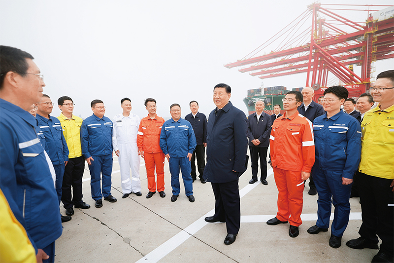 　2024年5月22日至24日，中共中央總書記、國(guó)家主席、中央軍委主席習(xí)近平在山東考察。這是22日下午，習(xí)近平在日照港親切慰問(wèn)港口科技工作者、運(yùn)營(yíng)人員、航運(yùn)人員。 新華社記者 鞠鵬/攝