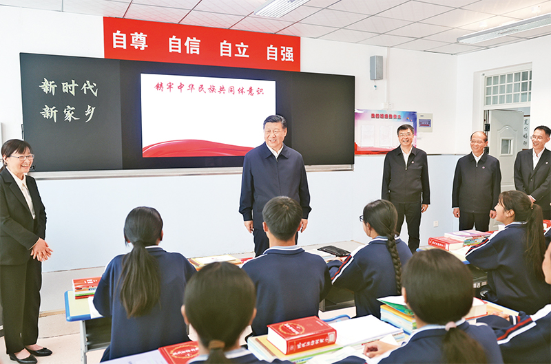 　　2024年6月18日至19日，中共中央總書記、國(guó)家主席、中央軍委主席習(xí)近平在青?？疾?。這是18日下午，習(xí)近平在果洛西寧民族中學(xué)高一（1）班觀摩“新時(shí)代、新家鄉(xiāng)”主題思政課。 新華社記者 鞠鵬/攝