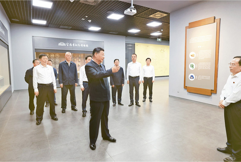 2024年9月10日，中共中央總書記、國(guó)家主席、中央軍委主席習(xí)近平在前往甘肅考察途中，來(lái)到陝西省寶雞市參觀寶雞青銅器博物院。 新華社記者 王曄/攝