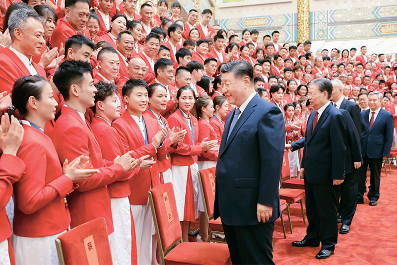 2024年8月20日，黨和國家領(lǐng)導人習近平、趙樂際、王滬寧、蔡奇、李希、韓正等在人民大會堂接見第33屆夏季奧林匹克運動會中國體育代表團全體成員。 新華社記者 鞠鵬/攝