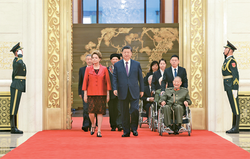 2024年9月29日，中華人民共和國國家勛章和國家榮譽稱號頒授儀式在北京人民大會堂金色大廳隆重舉行。中共中央總書記、國家主席、中央軍委主席習近平同國家勛章和國家榮譽稱號獲得者一同步入會場。 新華社記者 王曄/攝　　