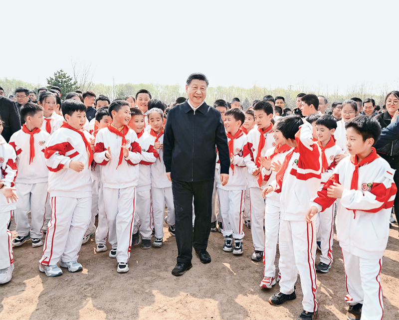 2024年4月3日，黨和國家領(lǐng)導人習近平、李強、趙樂際、王滬寧、蔡奇、丁薛祥、李希、韓正等來到北京市通州區(qū)潞城鎮(zhèn)參加首都義務(wù)植樹活動。這是習近平同少先隊員在一起。 新華社記者 李學仁/攝