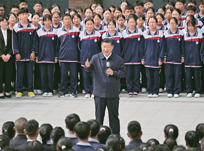 2024年6月18日至19日，中共中央總書記、國家主席、中央軍委主席習(xí)近平在青?？疾?。這是18日下午，習(xí)近平在果洛西寧民族中學(xué)考察時(shí)，同師生們親切交流。 新華社記者 岳月偉/攝